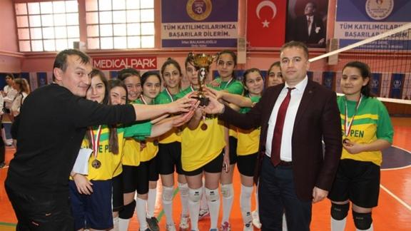 Kumru Erçallar Anadolu Lisesi Kız Voleybol Takımımız Ordu Şampiyonu Oldu