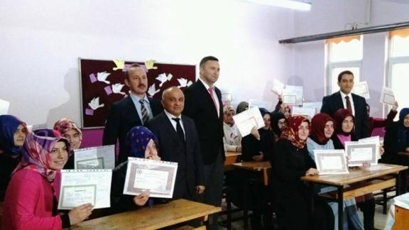 İlçe Kaymakamımız Sayın Ahmet Ali ÖZDEMİR Öğrencilerimize Karne Dağıttı