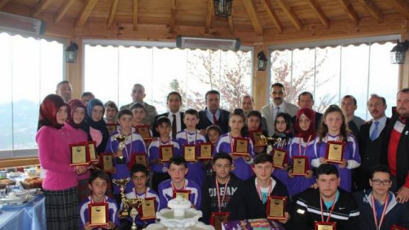 Kumru Kaymakamı Sayın Ahmet Ali ÖZDEMİR İlçe Milli Eğitim Müdürümüz Sayın Suat EVİN İle Birlikte Çeşitli Spor Dallarında Dereceye Giren Öğrencilerle Kahvaltıda Buluştu