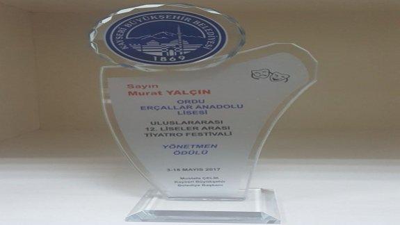 İlçemiz Anadolu Lisesi Öğretmeni Murat YALÇIN´ a Kayseri Büyükşehir Belediye Başkanından Yönetmen Ödülü