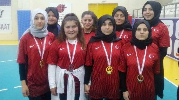Kumru Anadolu İmam Hatip Lisesi Kız Öğrencilerimizden Eskişehir´de yapılan Türkiye Bilek Güreşi Şampiyonasında Derecelerimiz