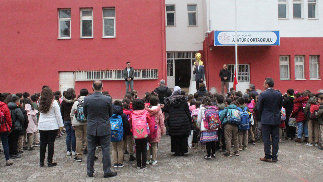 Atatürk İlkokulunda Bayrak Törenine Katıldık.