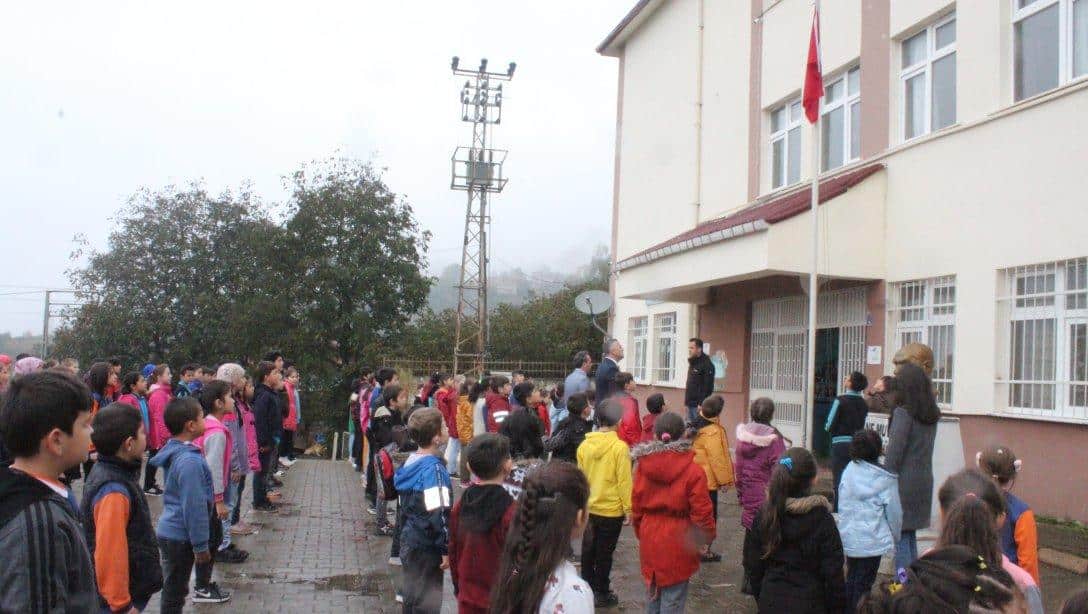 Divanitürk Şehit İrfan Ünceli İlkokulu / Ortaokulumuzda Bayrak Törenine Katıldık.