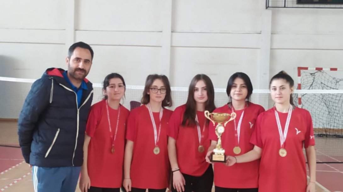     Erçallar Anadolu Lisesi Kız Badminton Takımımız Ordu'da Şampiyon Oldu. 