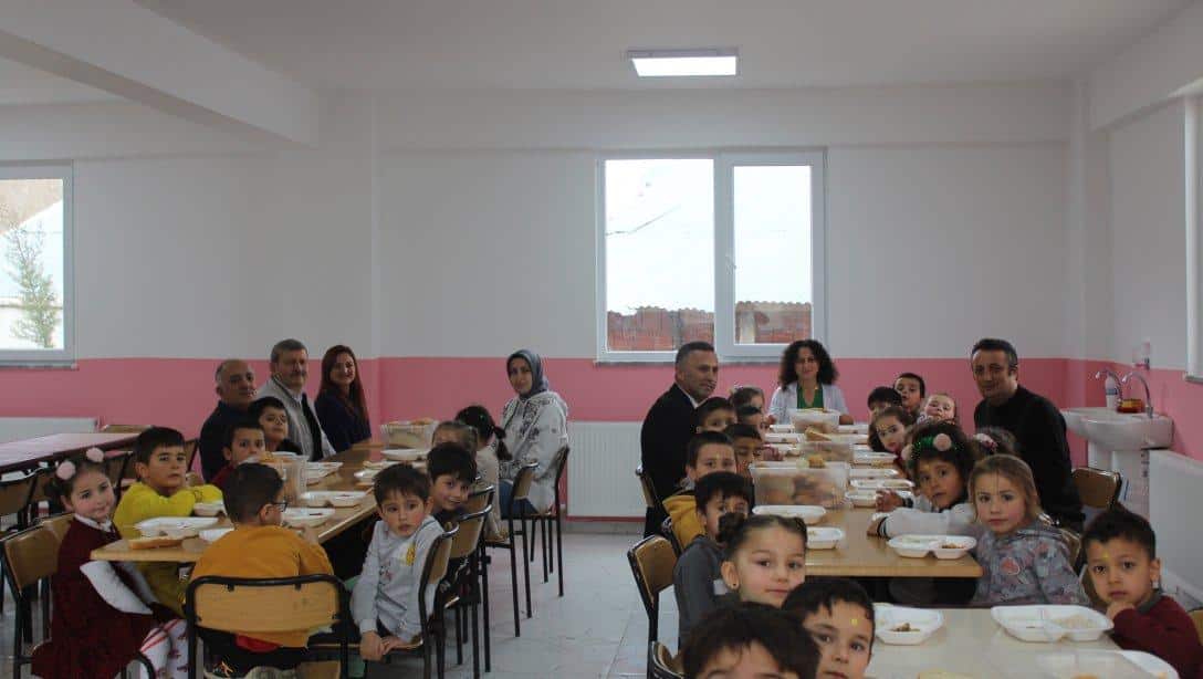 Aşağıdamlalı Şehit Zekeriya Yatı İlkokulumuzda Okulöncesi Öğrencilerimizle Öğle Yemeği 