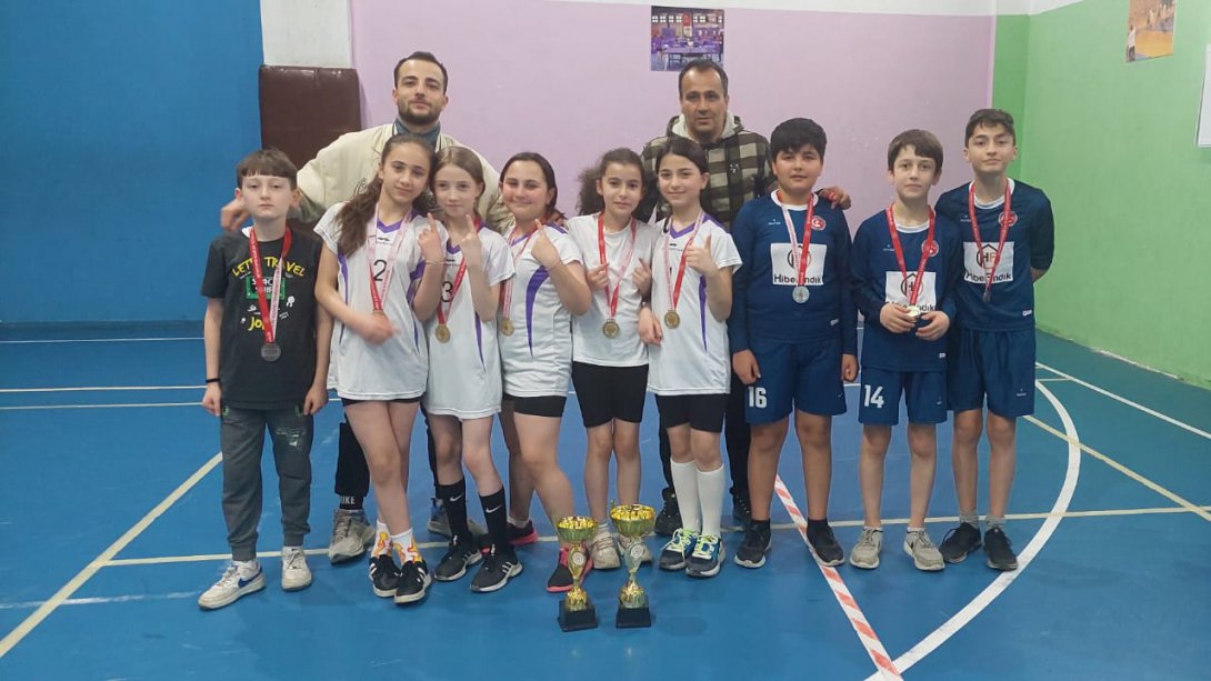 Atatürk Ortaokulu Badminton Takımımız  Ordu Şampiyonu Oldu 