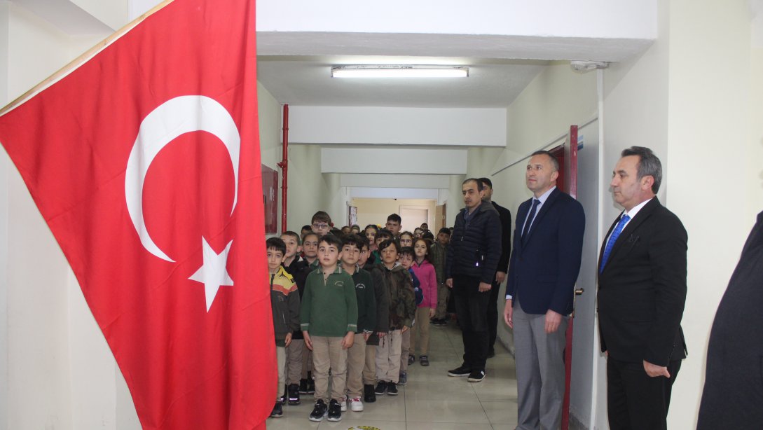 Atatürk İlkokulunda Bayrak Törenine Katıldık.