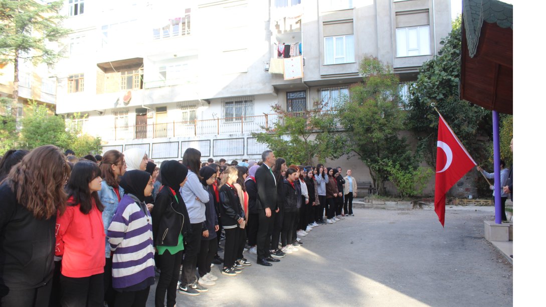 Erçallar Anadolu Lisemizde Bayrak Törenine Katıldık.