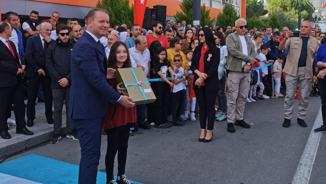 Cumhuriyetimizin 100. yıl etkinlikleri çerçevesinde gerçekleştirilen ortaokullar arası şiir yarışmasında Atatürk Ortaokulu öğrencimiz İl 3. sü oldu.