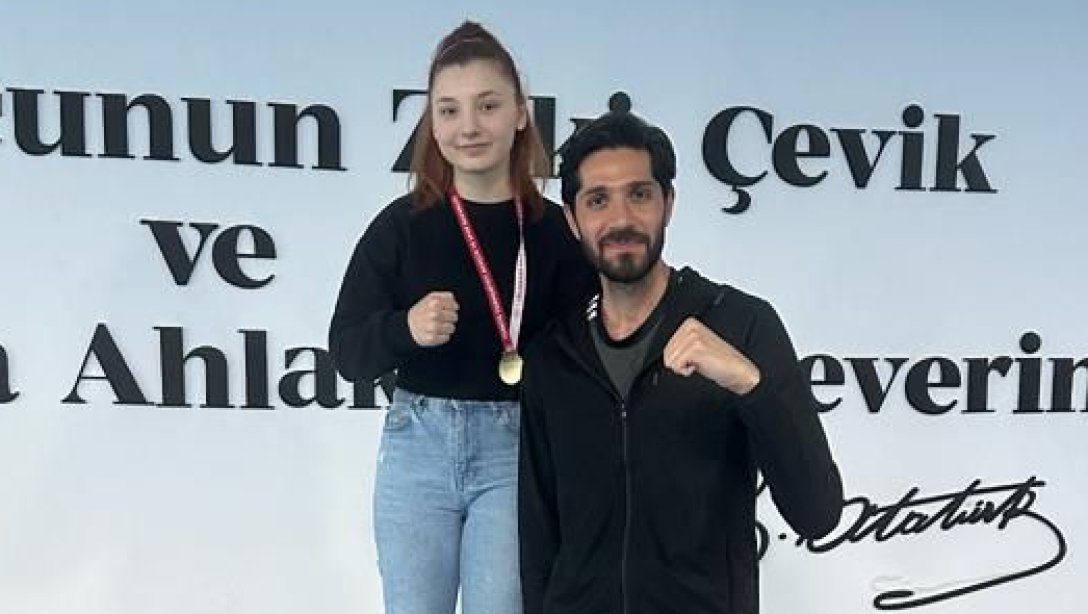 Erçallar Anadolu Lisemiz Yıldız Kadınlar Boks İl Şampiyonu oldu.