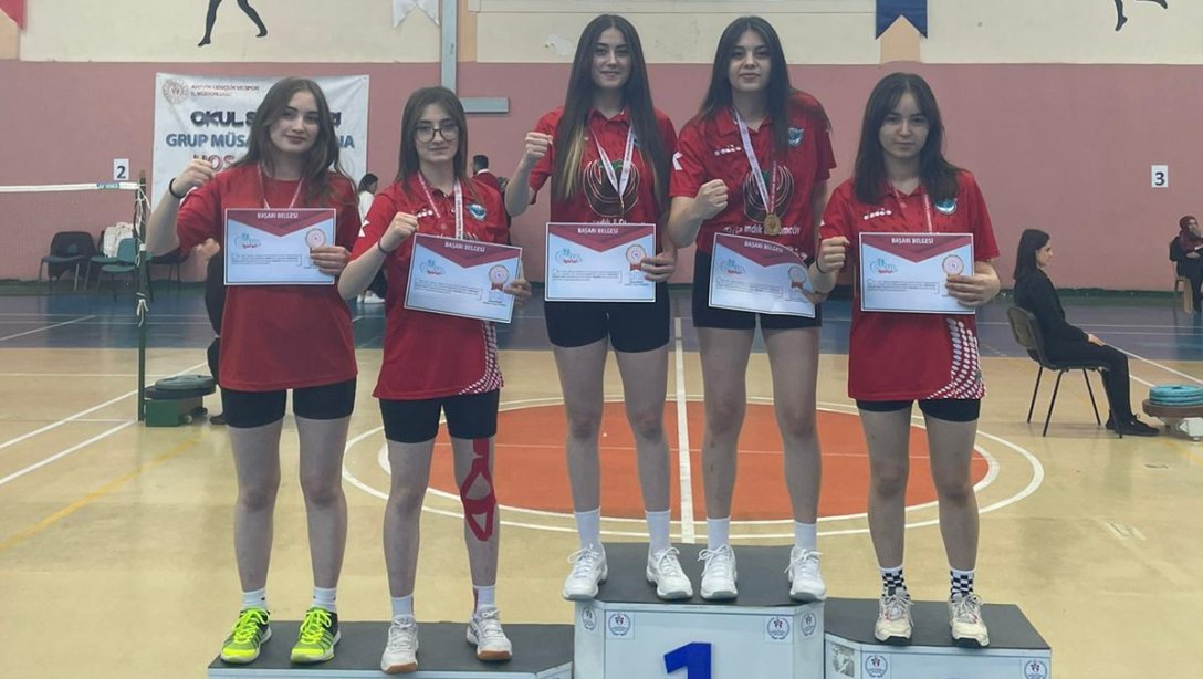 Erçallar Anadolu Lisemiz Kız Badminton Takımı  Bölge Şampiyonu Oldu. 