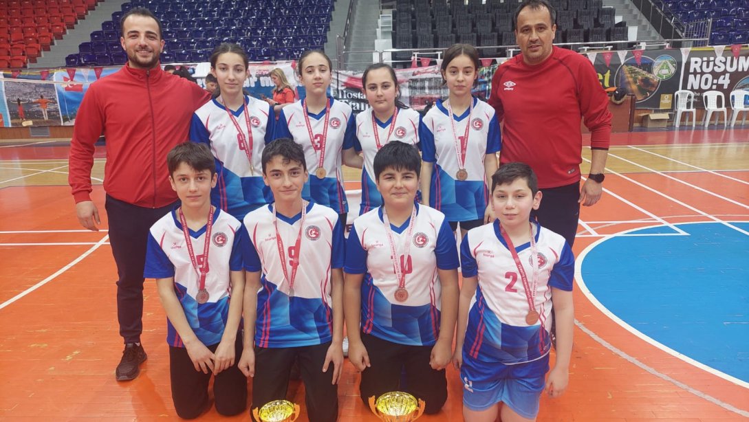 Atatürk Ortaokulu Badminton Takımımız Ordu Şampiyonu Oldu