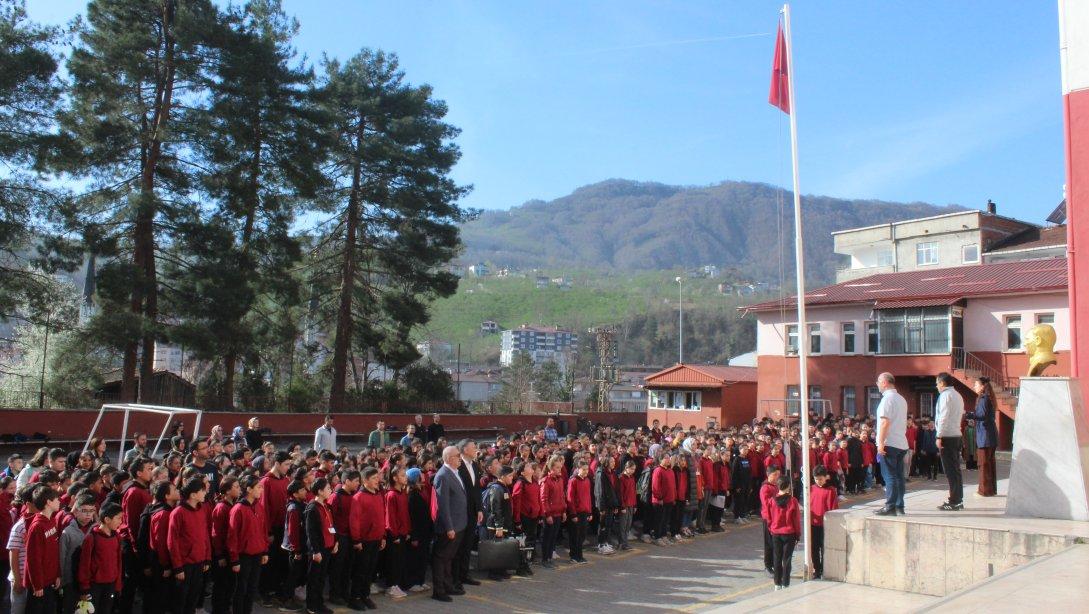 Atatürk Ortaokulumuzda Bayrak Törenine Katıldık.