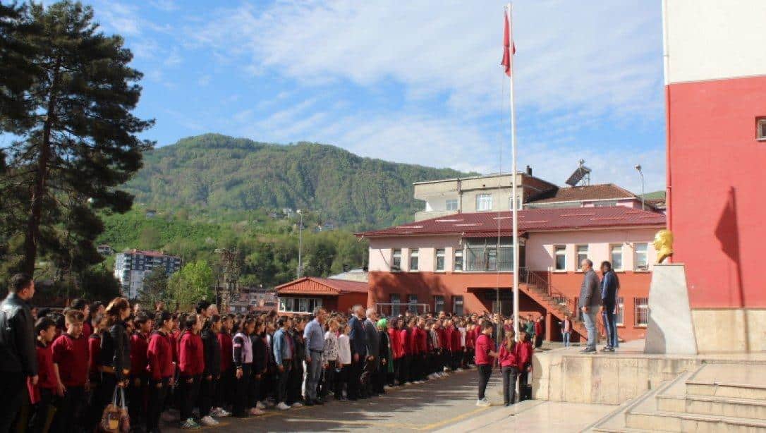 Atatürk Ortaokulumuzda Bayrak Törenine Katıldık.