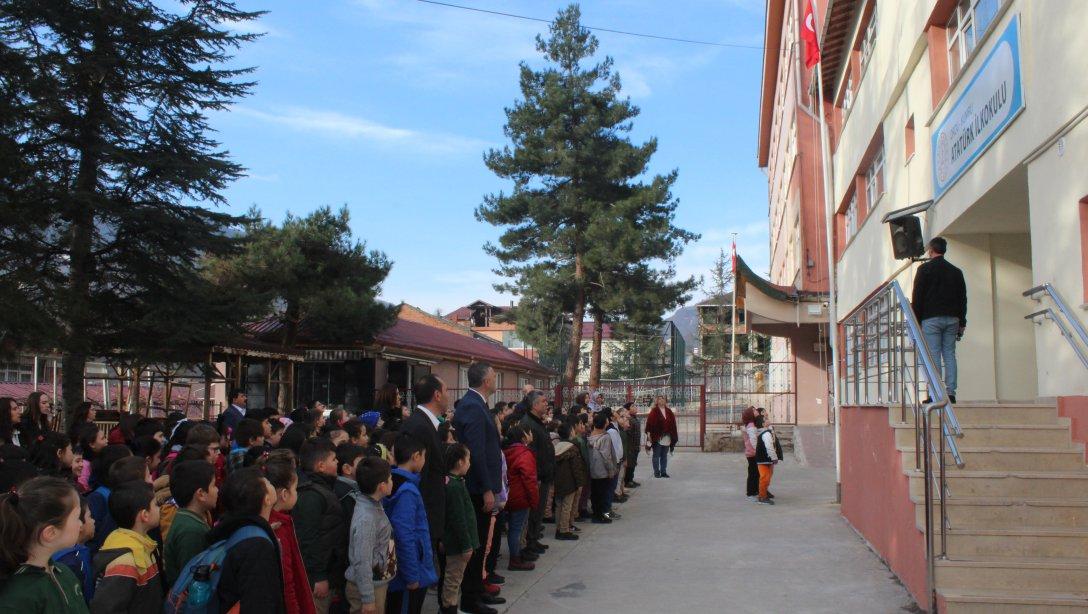 Atatürk İlkokumuzda Bayrak Törenine Katıldık.