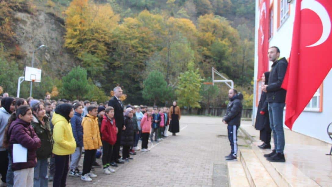 Yukarıdamlalı Şehit Adem Öğlü İmam Hatip Ortaokulumuzda Bayrak Törenine Katıldık.