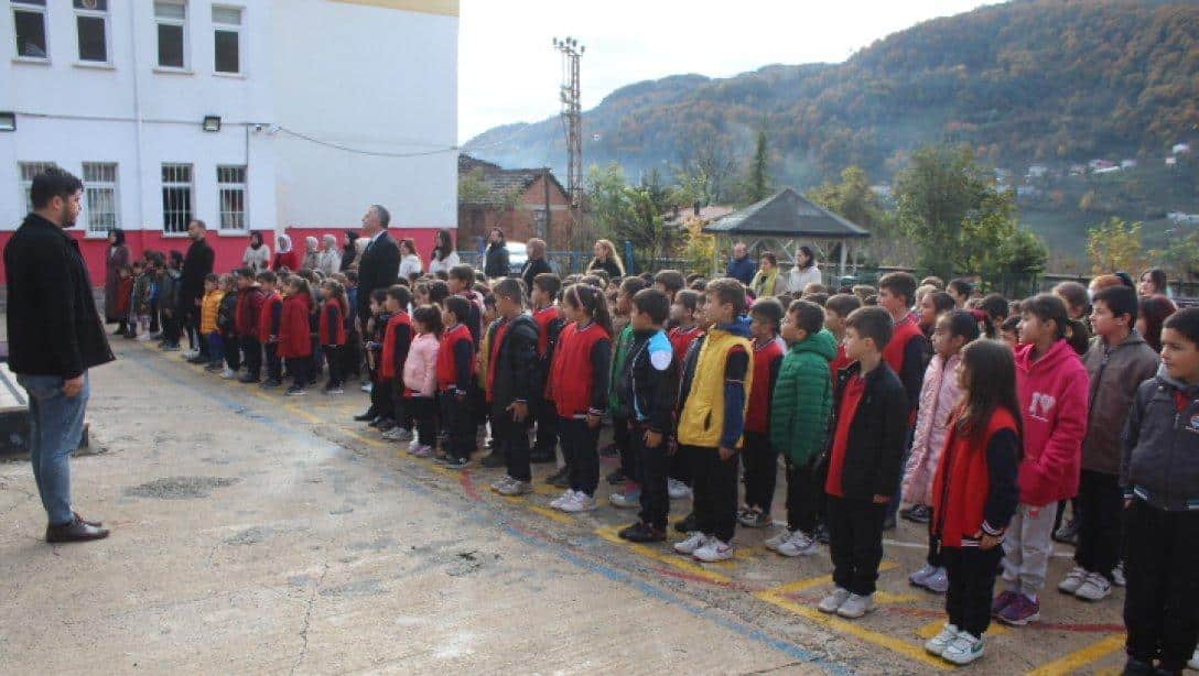 Aşağıdamlalı Şehit Zekeriya Yatı İlkokulumuzda Bayrak Törenine Katıldık. 